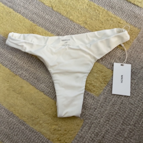 Papara Bikini Bottom in Bone
MIKOH LARGE BOTTOMS - Picture 5 of 8